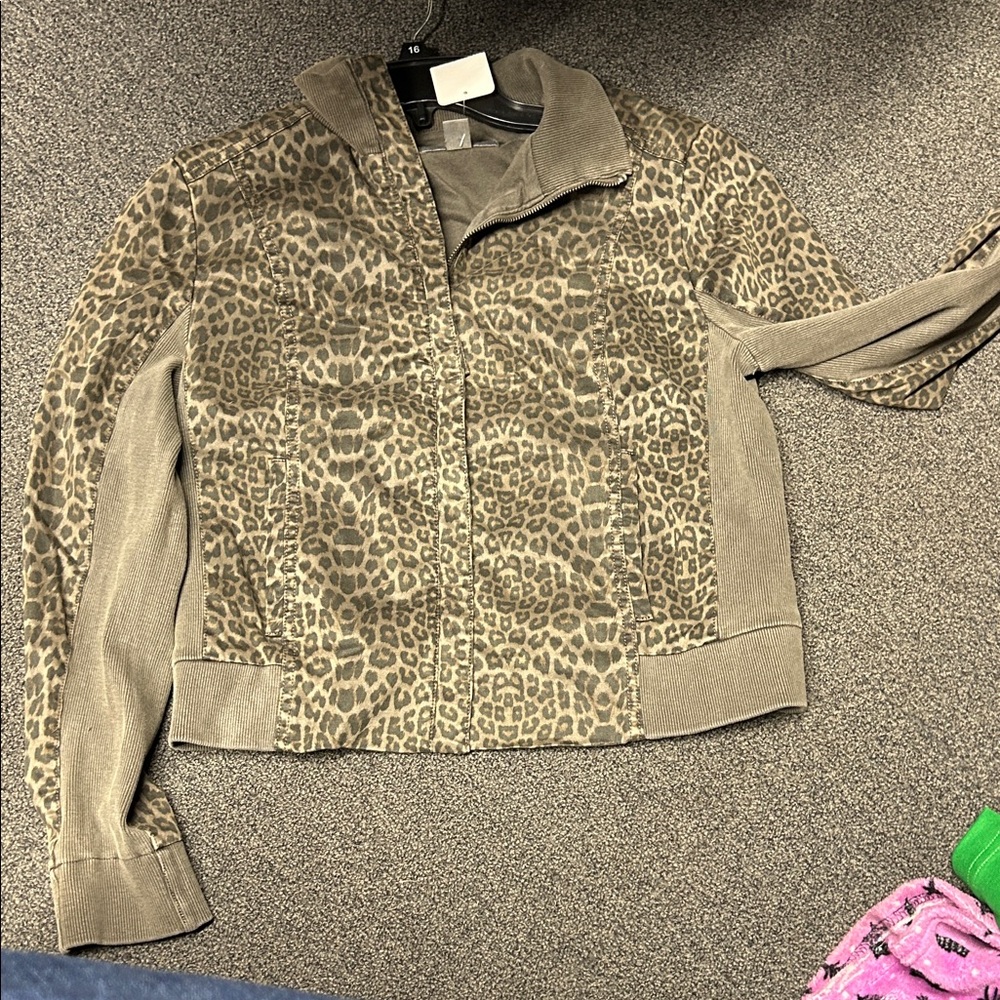 Chic Leopard Print Bomber Jacket - image 1